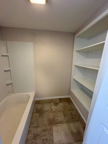 920 Valley St, Minot, ND 58701