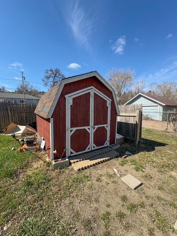 920 Valley St, Minot, ND 58701