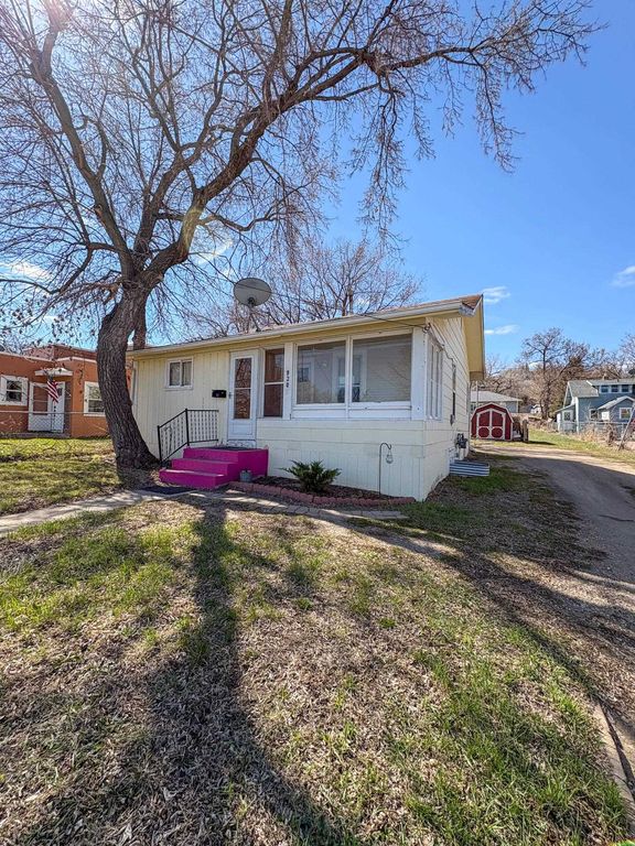 920 Valley St, Minot, ND 58701