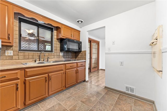 458 Blossom Dr, Baldwin Boro, PA 15236