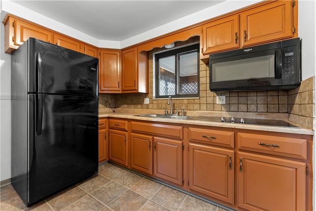 458 Blossom Dr, Baldwin Boro, PA 15236