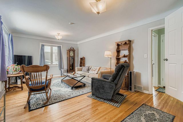 176 Logan Avenue W, West Saint Paul, MN 55118