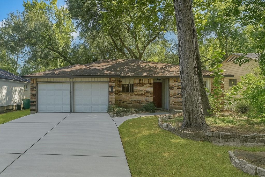 83 Summer Crest Circle, The Woodlands, TX 77381