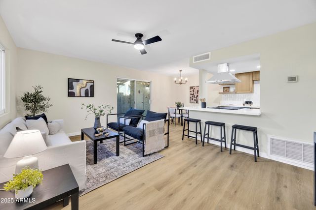 10217 N 7TH Place B, Phoenix, AZ 85020