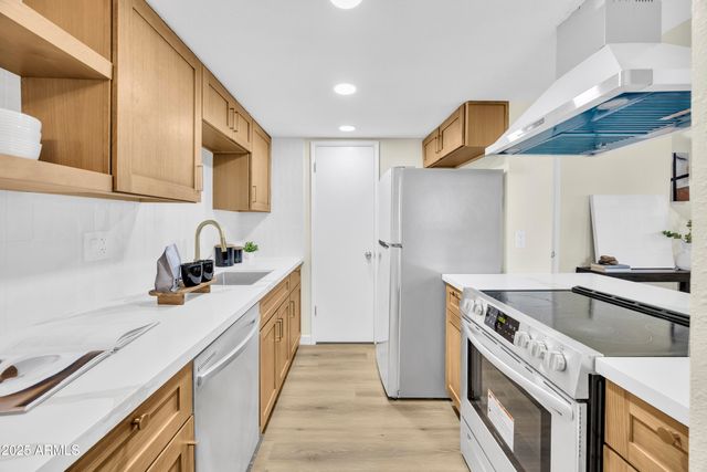 10217 N 7TH Place B, Phoenix, AZ 85020