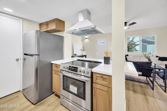 10217 N 7TH Place B, Phoenix, AZ 85020