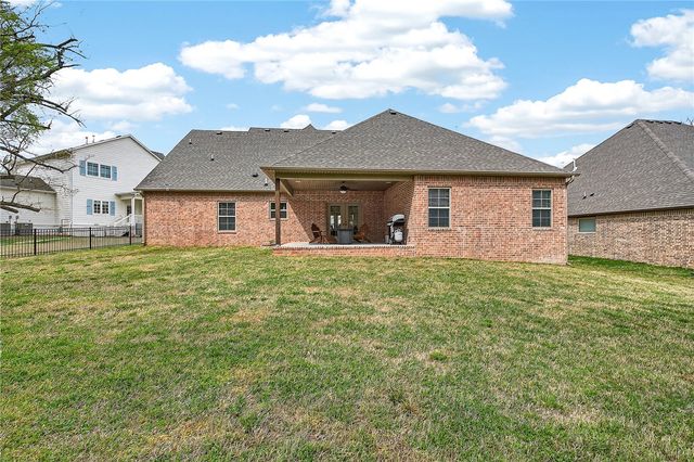 182 N Hawkstone Drive, Fayetteville, AR 72704