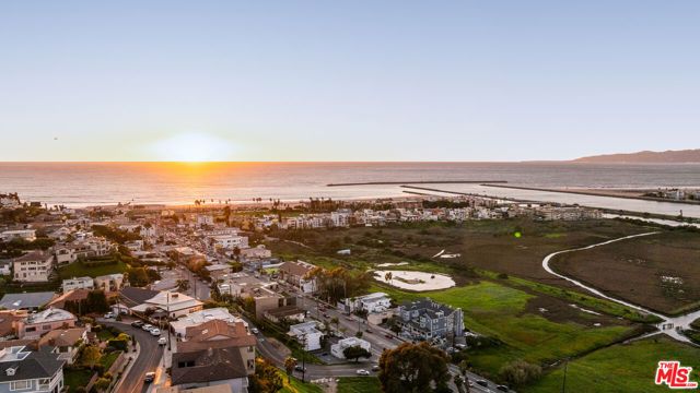 8124 Billowvista Drive, Playa Del Rey (los Angeles), CA 90293