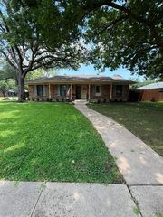 1208 N Cottonwood Drive, Richardson, TX 75080