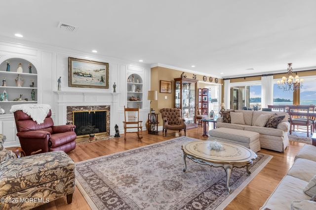 31 Cranmoor Drive, Toms River, NJ 08753