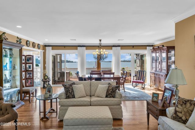 31 Cranmoor Drive, Toms River, NJ 08753