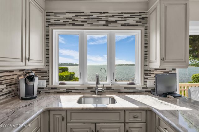 31 Cranmoor Drive, Toms River, NJ 08753