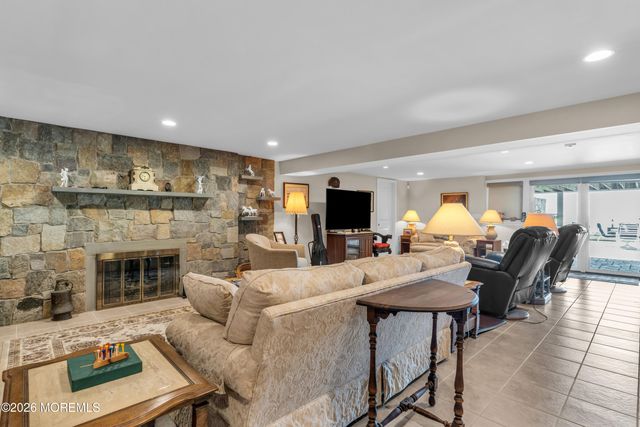 31 Cranmoor Drive, Toms River, NJ 08753