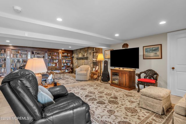 31 Cranmoor Drive, Toms River, NJ 08753