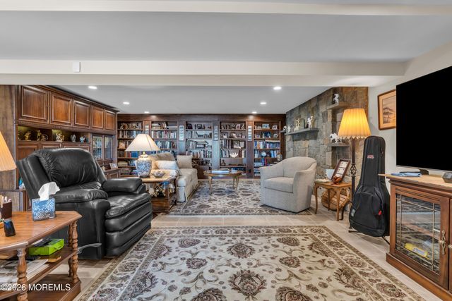 31 Cranmoor Drive, Toms River, NJ 08753
