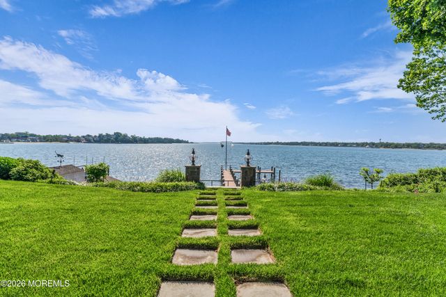 31 Cranmoor Drive, Toms River, NJ 08753