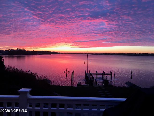 31 Cranmoor Drive, Toms River, NJ 08753