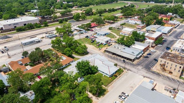 202 NE 2nd ST, Smithville, TX 78957