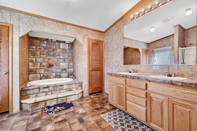 115 Candlewood Circle, Gainesville, TX 76240