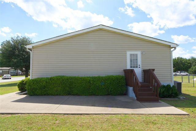 115 Candlewood Circle, Gainesville, TX 76240