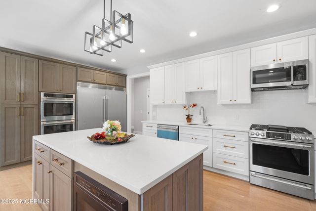 8 Haystack Court, Howell, NJ 07731