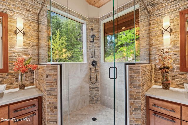294 Rincon Dr, Sandpoint, ID 83864