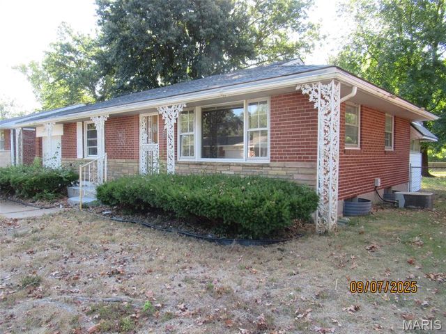 1304 Lang Drive, St Louis, MO 63135