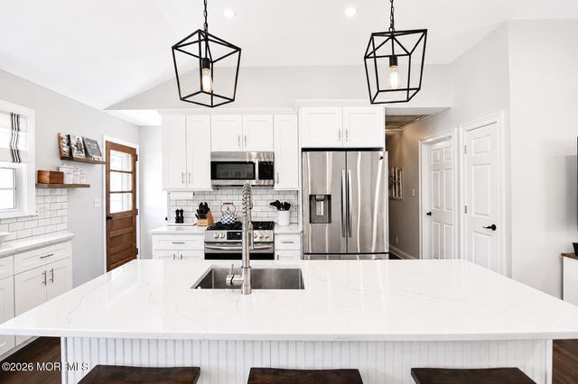 469 East Road, Belford, NJ 07718