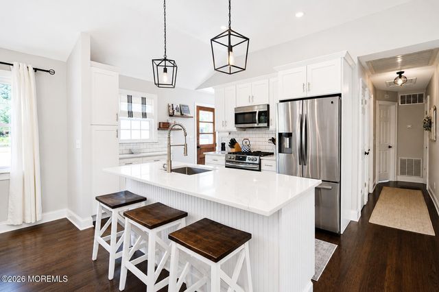 469 East Road, Belford, NJ 07718