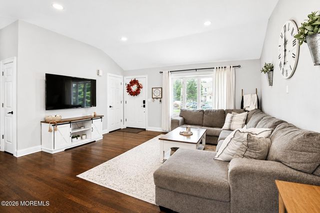 469 East Road, Belford, NJ 07718