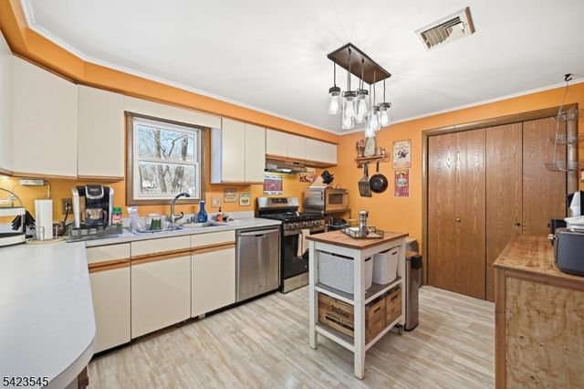 12 Pleasant View Dr, West Milford Twp., NJ 07480