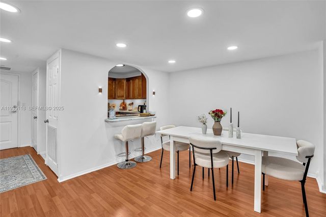 3675 N Country Club Dr 410, Aventura, FL 33180