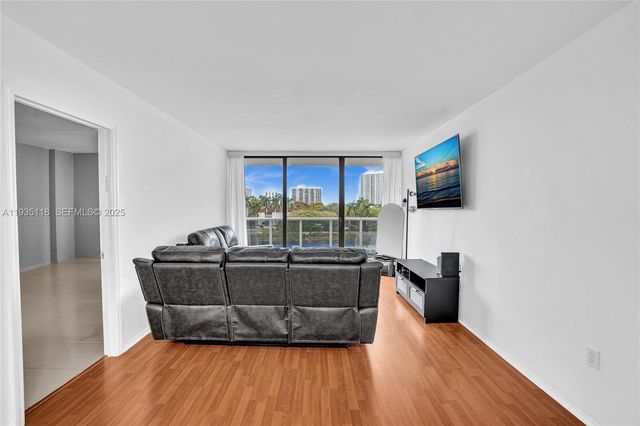 3675 N Country Club Dr 410, Aventura, FL 33180