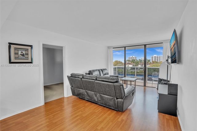 3675 N Country Club Dr 410, Aventura, FL 33180