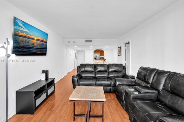 3675 N Country Club Dr 410, Aventura, FL 33180