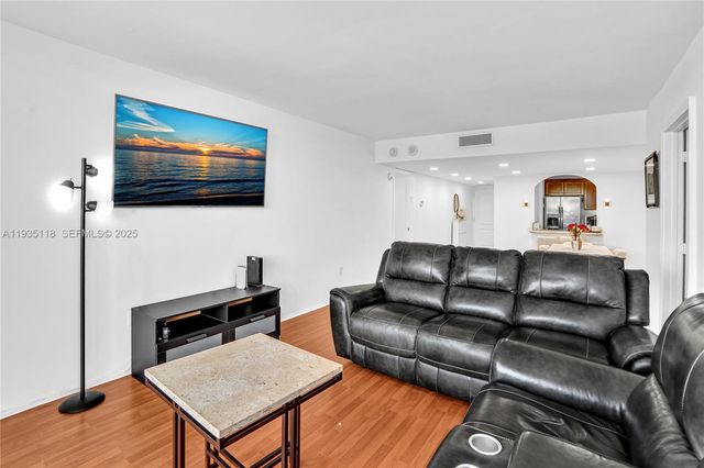 3675 N Country Club Dr 410, Aventura, FL 33180