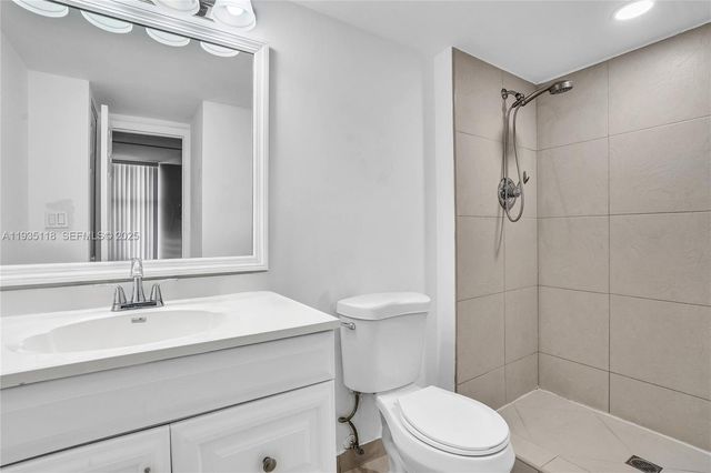 3675 N Country Club Dr 410, Aventura, FL 33180