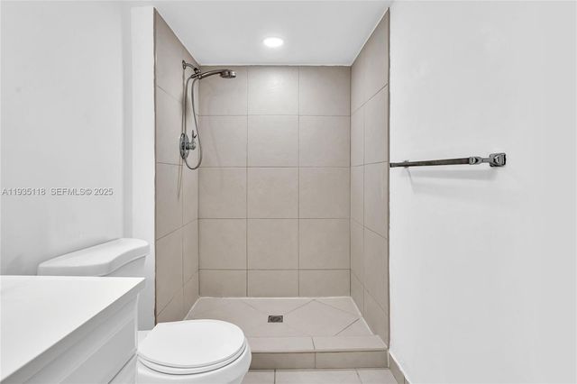 3675 N Country Club Dr 410, Aventura, FL 33180