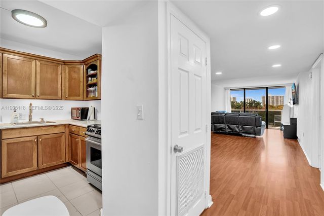 3675 N Country Club Dr 410, Aventura, FL 33180