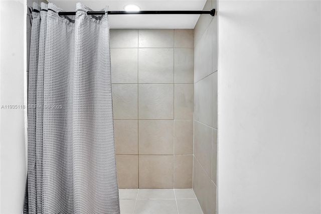 3675 N Country Club Dr 410, Aventura, FL 33180