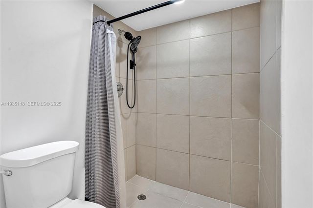 3675 N Country Club Dr 410, Aventura, FL 33180