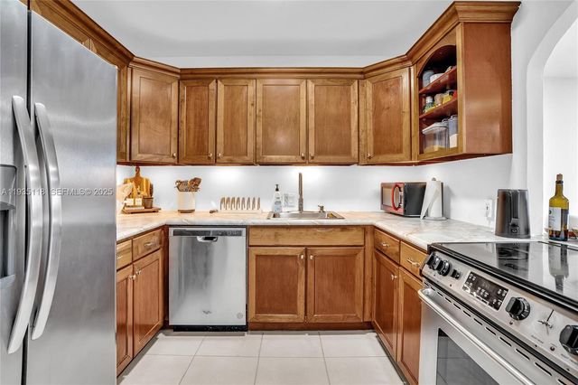 3675 N Country Club Dr 410, Aventura, FL 33180