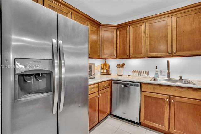 3675 N Country Club Dr 410, Aventura, FL 33180