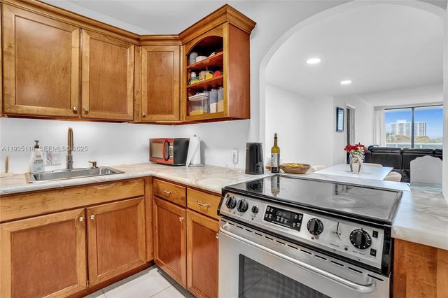 3675 N Country Club Dr 410, Aventura, FL 33180