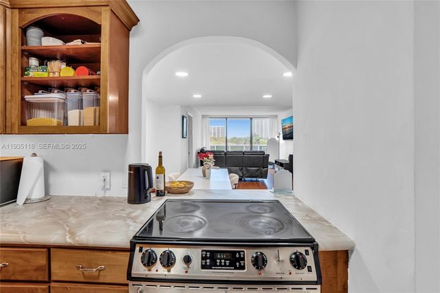 3675 N Country Club Dr 410, Aventura, FL 33180