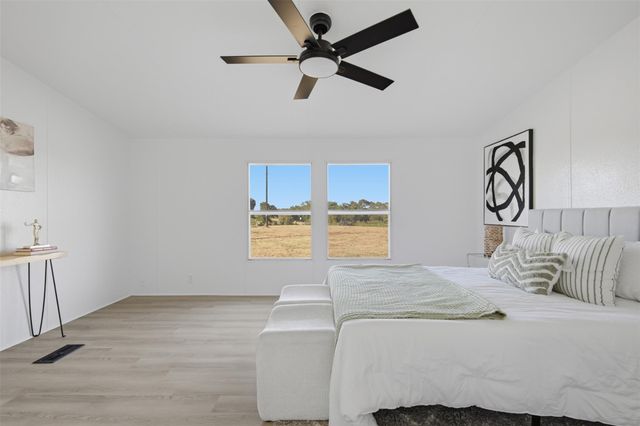 3299 Dale LN, Dale, TX 78616