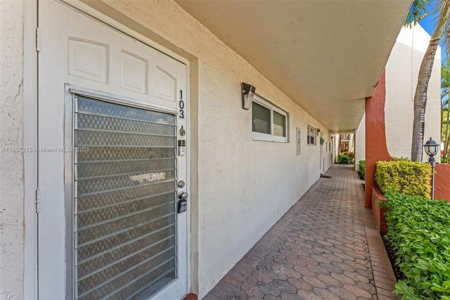 9811 N Hollybrook Lake Dr 103, Pembroke Pines, FL 33025