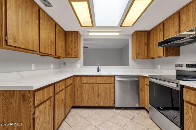 2530 E WAGONER Road, Phoenix, AZ 85032