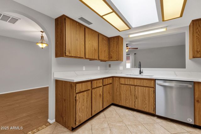 2530 E WAGONER Road, Phoenix, AZ 85032