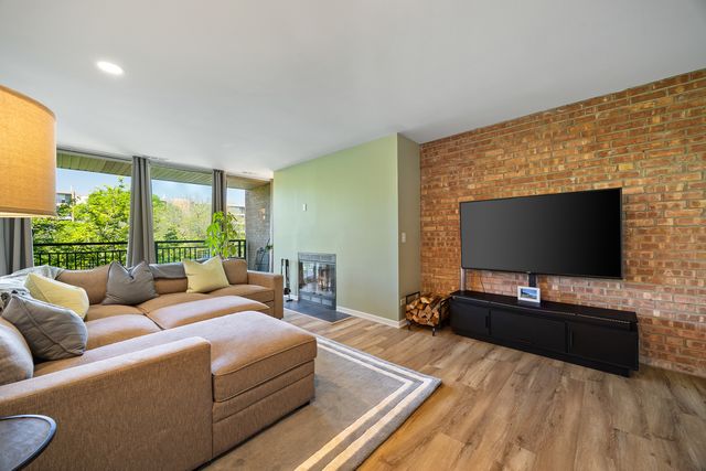 6010 Oakwood Drive 3H, Lisle, IL 60532